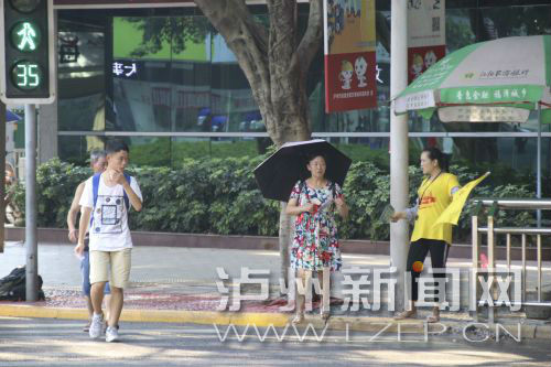 絕大多數(shù)市民都做到了自覺禮讓斑馬線，不橫穿馬路，不翻越欄桿，做到車讓人、人讓車2.JPG