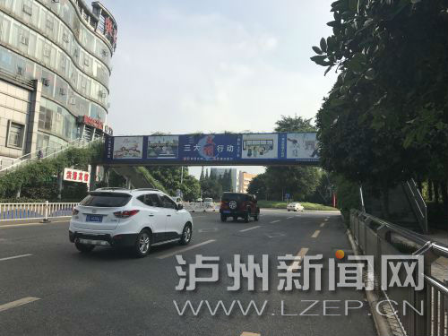 主干道上隨處可見創(chuàng)文宣傳廣告。 記者 肖婷 攝